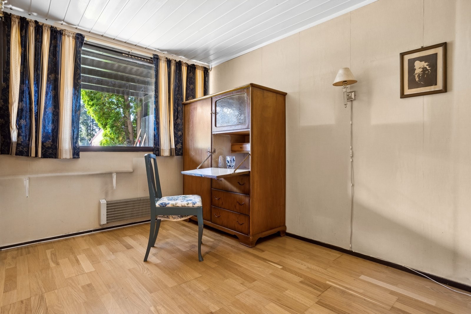 Soverommet er romslig med god plass til stor seng og tilhørende møblement. Galleribilde