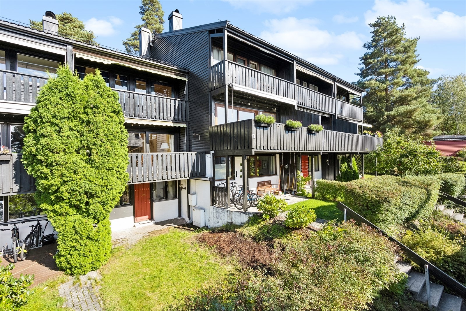 Rekkehuset har en barnevennlig og idyllisk beliggenhet med nærhet sjø, flotte turmuligheter, og kort avstand til byen / Lilleaker Torg og CC vest med ulike servicetilbud. Galleribilde