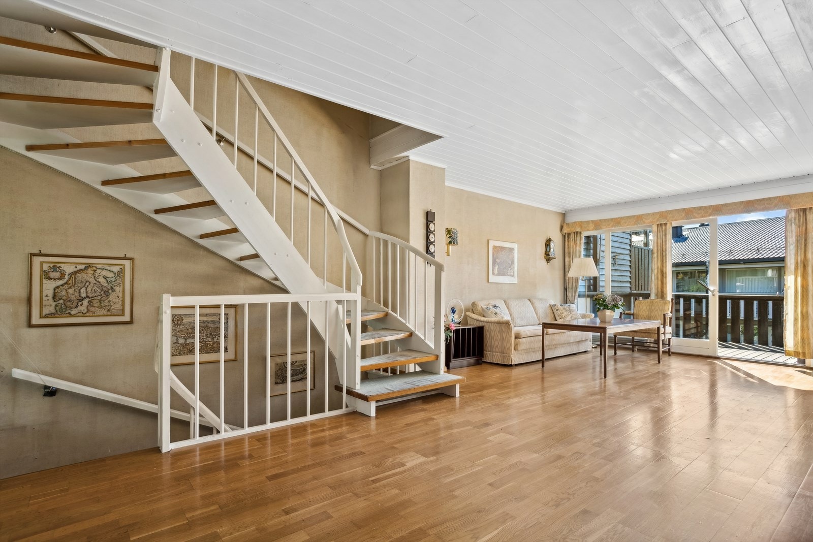 Stor stueavdeling med særdeles god møbleringsfrihet. Galleribilde