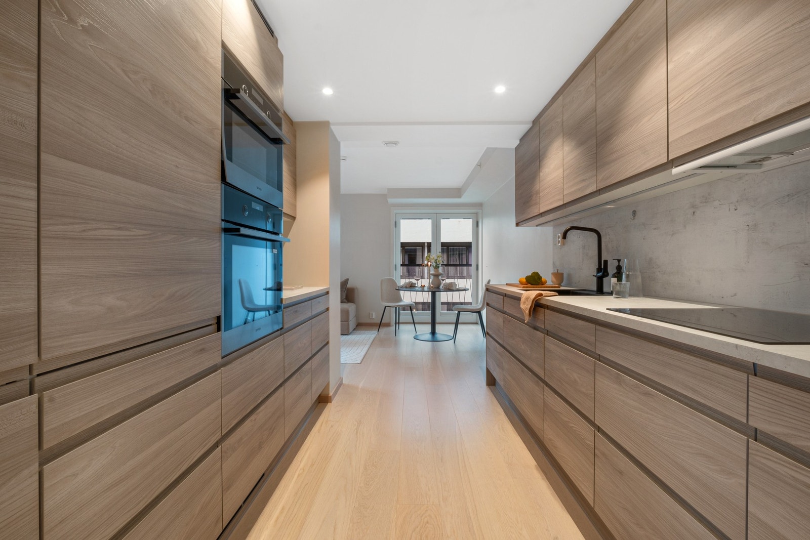 Kjøkken med integrerte hvitevarer. Galleribilde