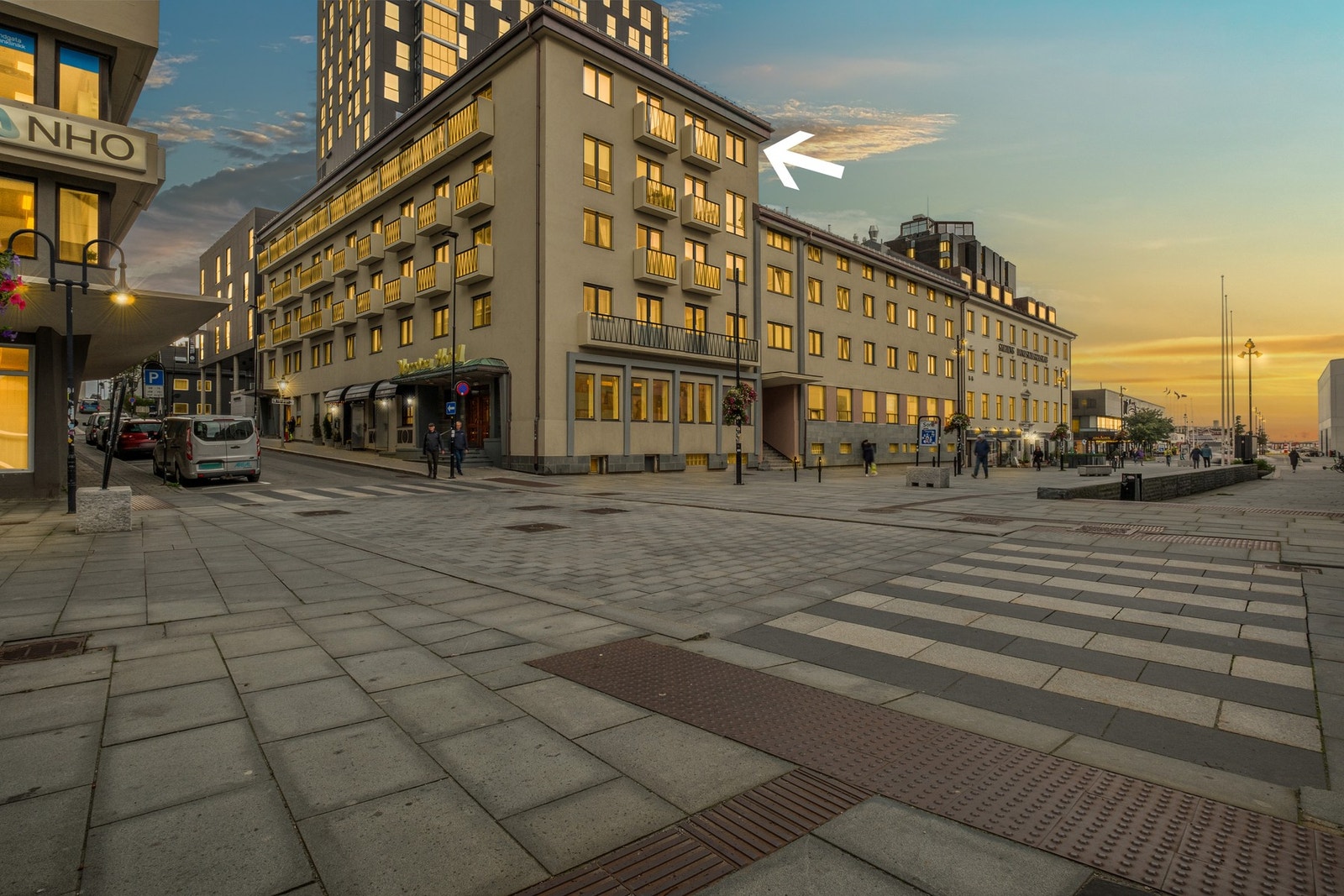 Leiligheten ligger i 5.etg på hjørnet av bygget. Galleribilde