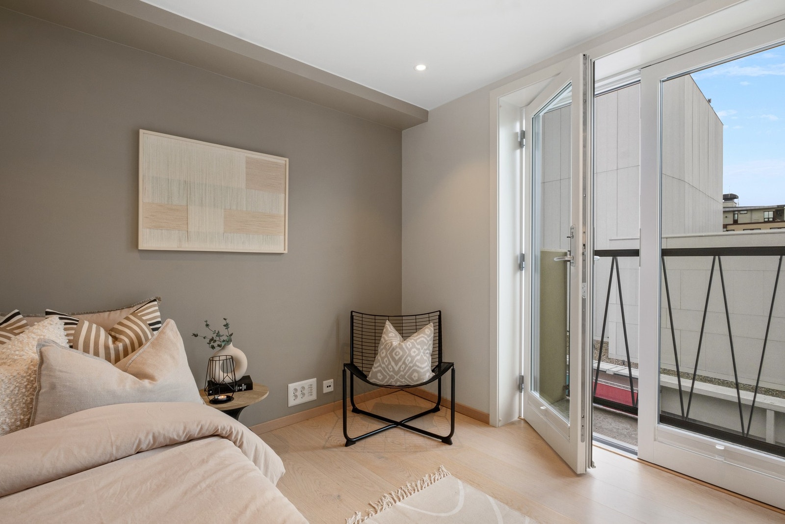 Leiligheten har hele tre franske balkonger. Galleribilde