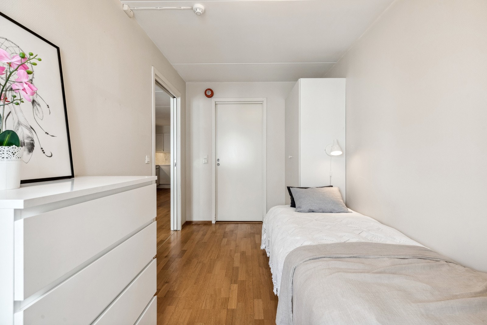 Romslig soverom med garderobeskap Galleribilde