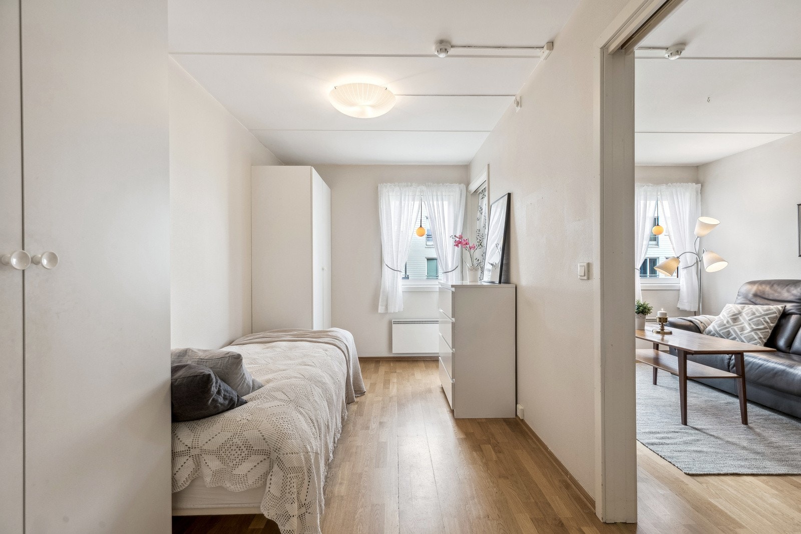 Romslig soverom med garderobeskap Galleribilde