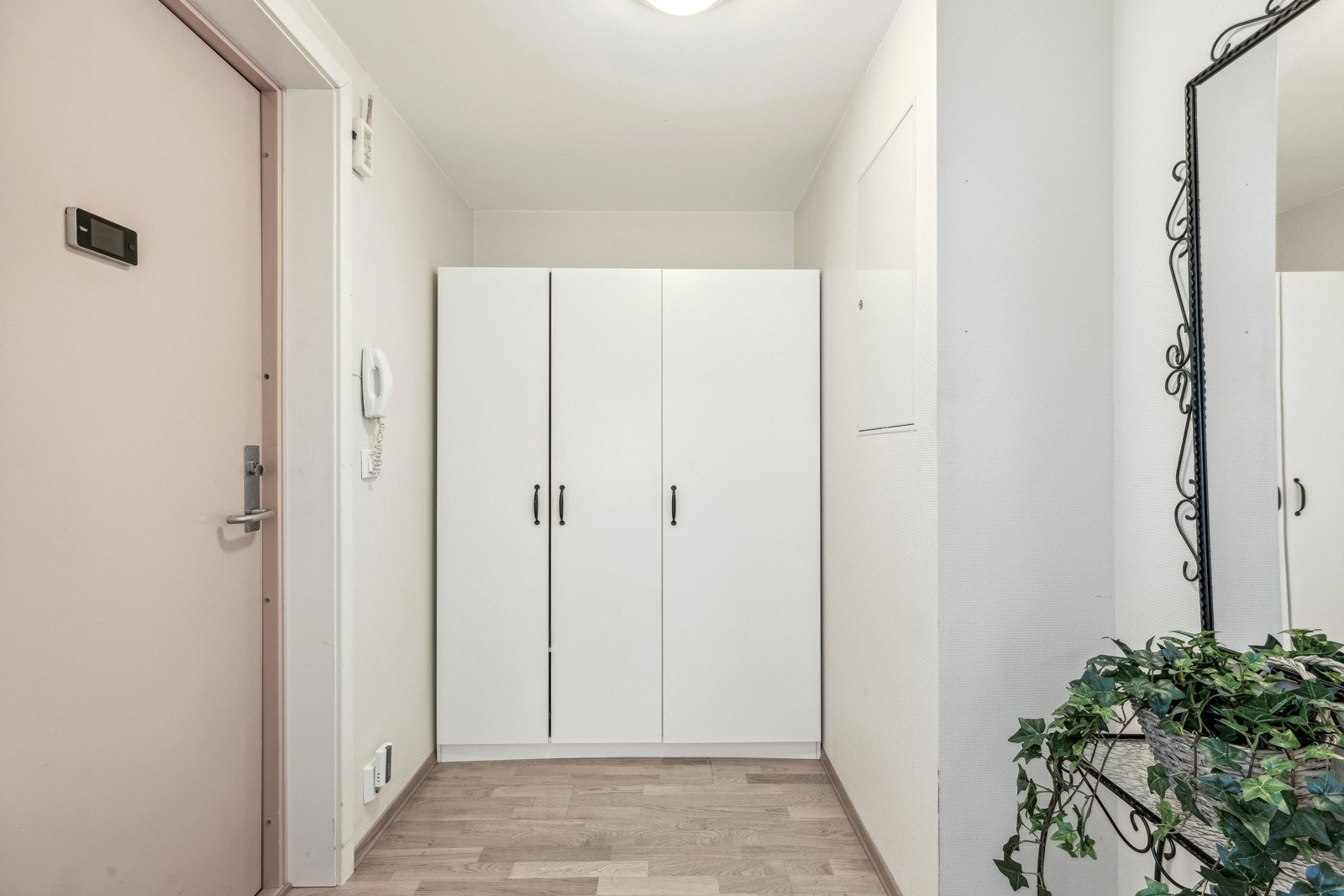 Entré / gang med garderobeskap - Velkommen inn Galleribilde
