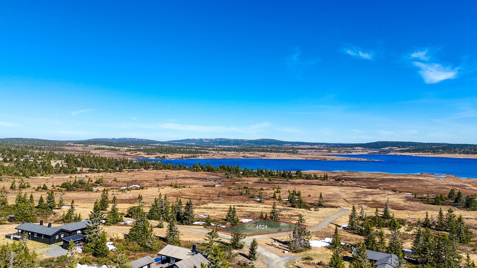 Drømmer du om å bygge egen hytte i naturskjønne omgivelser ? Byggeklar tomt i Kroksjølia er nå tilgjengelig. Galleribilde