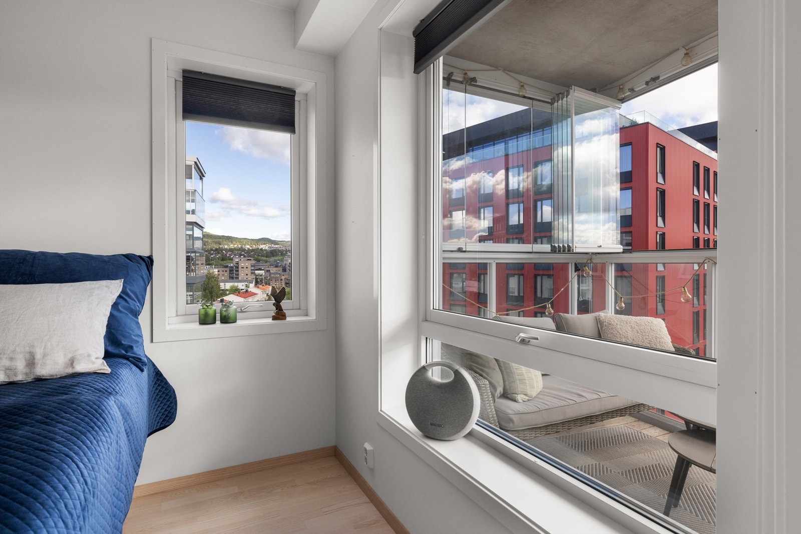 Her våkner man til flott byutsikt og legger seg til synet av byen som lyser nydelig på kvelden Galleribilde