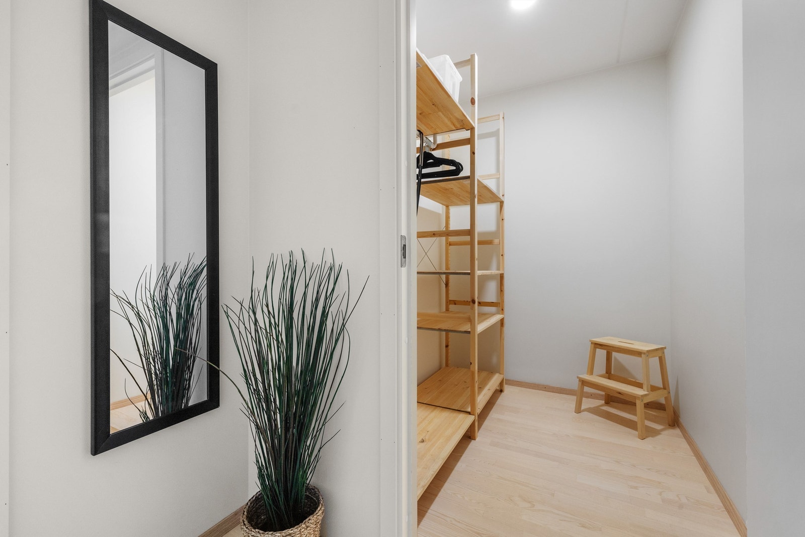Adkomst til praktisk innvendig bod med ytterligere plass til oppbevaring av tøy, utstyr m.m. Leiligheten disponerer i tillegg en sportsbod i kjelleretasje på 5 m² Galleribilde