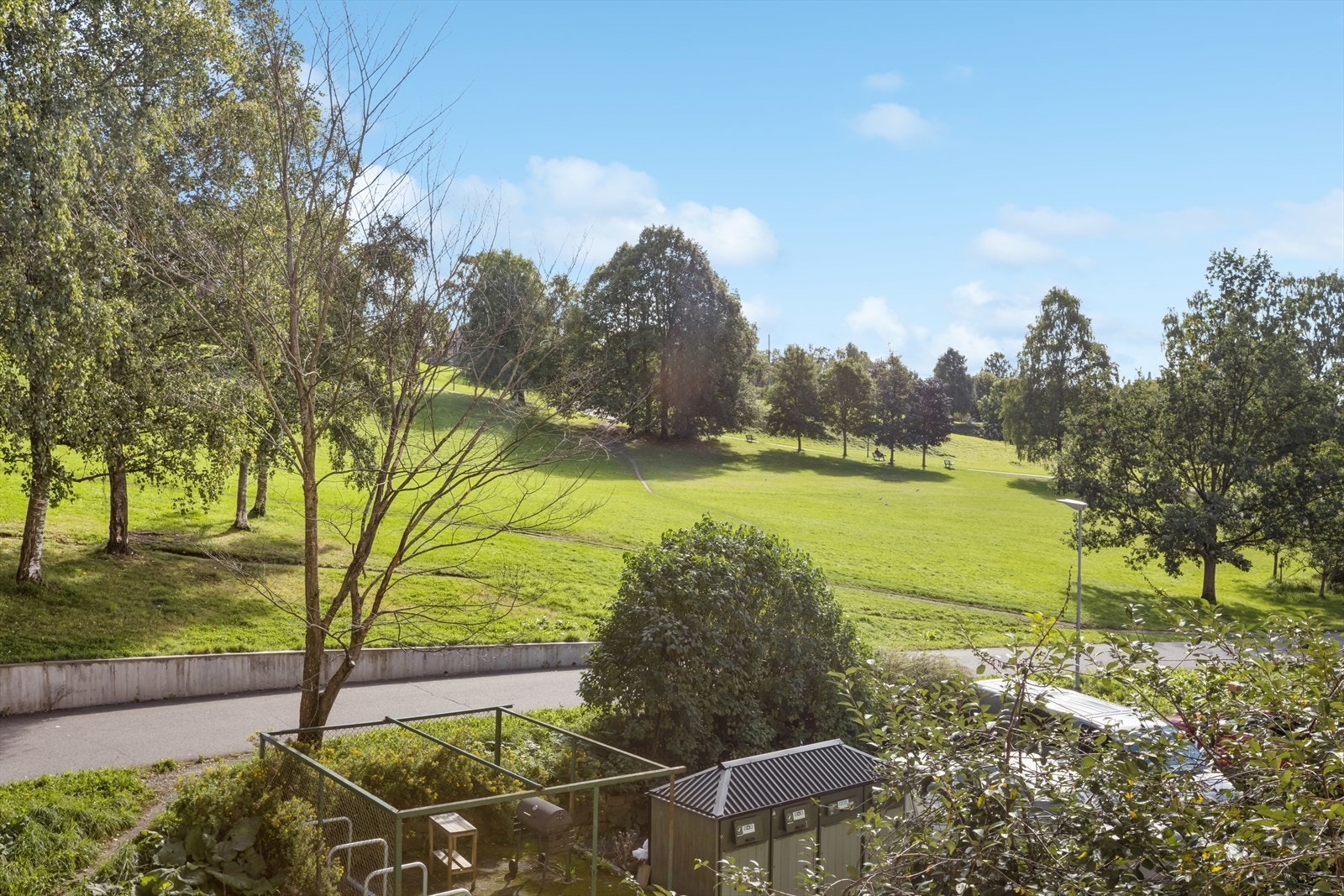 Nærmeste nabo til boligblokken er Torshovdalen som er et yndet rekreasjonsområde. Her arrangeres det også ulike aktivteter som Olabilrace og konserter Galleribilde