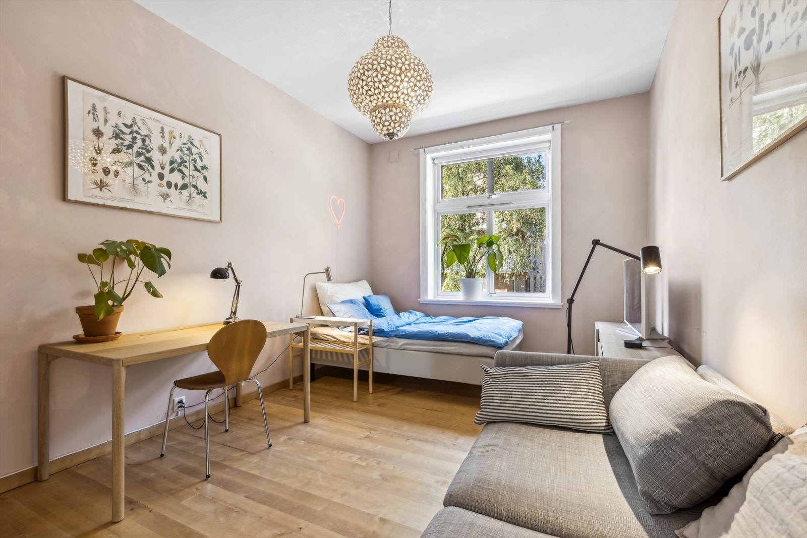 Hovedsoverommet har god plass til dobbeltseng, nattbord og garderobeløsning. Galleribilde