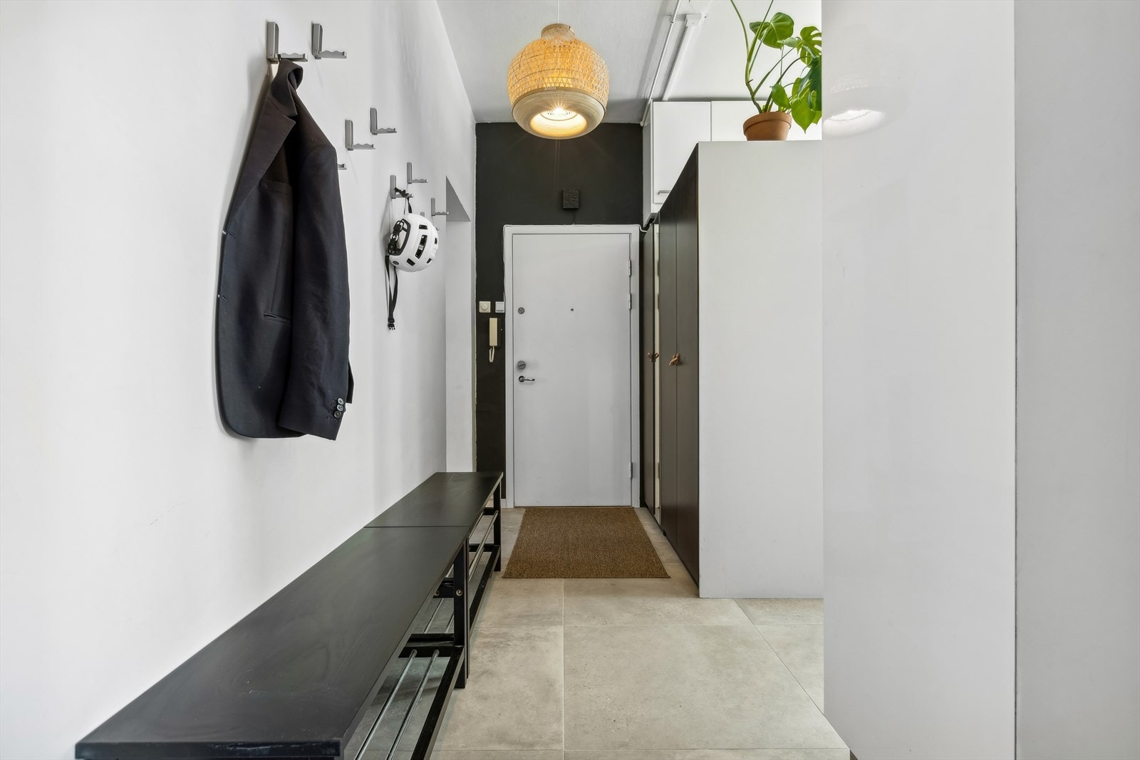 Delikate store fliser med varmekabler og godt med oppbevaring-/opphengsmuligheter i entréen Galleribilde