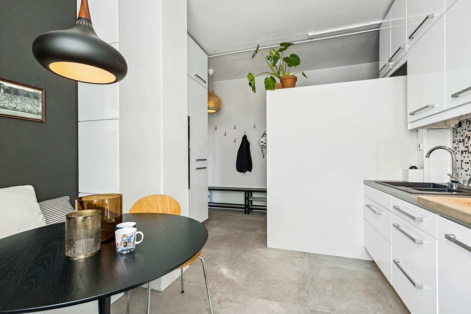 Kjøkkenet ligger i delvis åpenløsning mot entréen, avskjermet med et garderobeskap Galleribilde