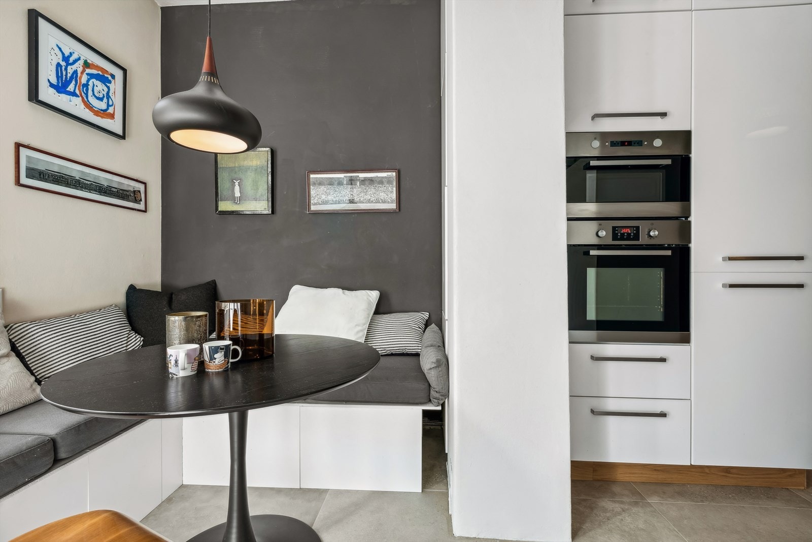 Kjøkkenet har integrerte hvitevarer som stekeovn, micro, koketopp, oppvaskmaskin og kjøle-/fryseskap. Galleribilde