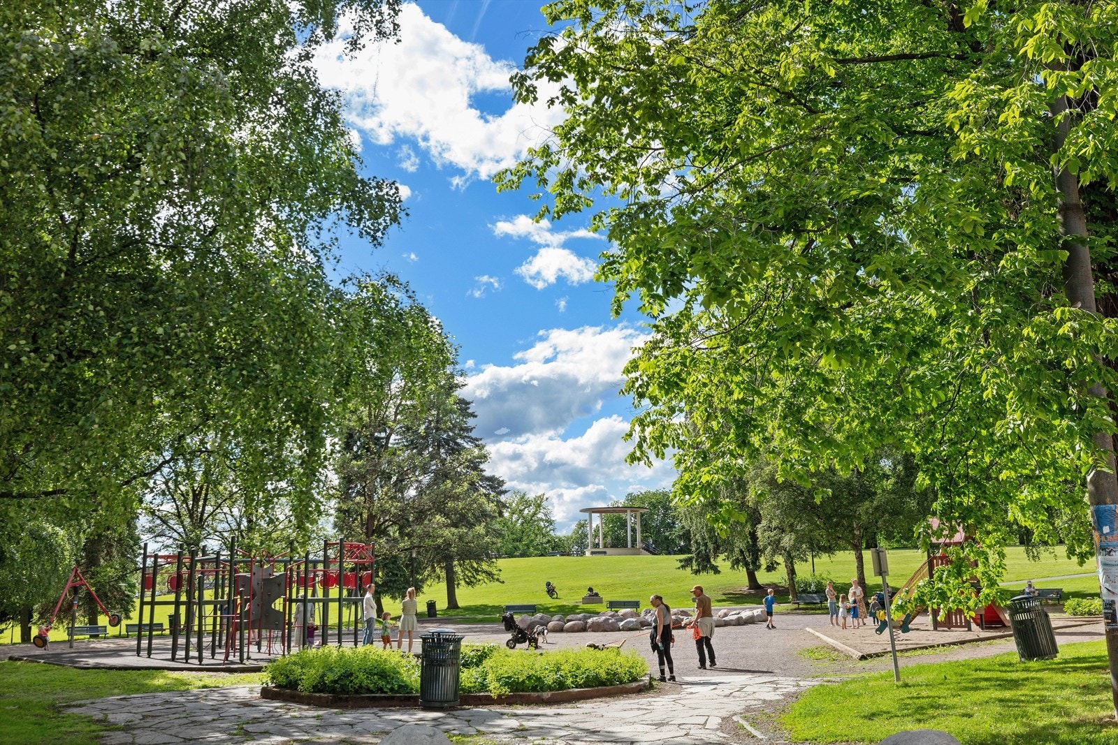 Det er rikelig med lekeplasser for små i nærområde Galleribilde