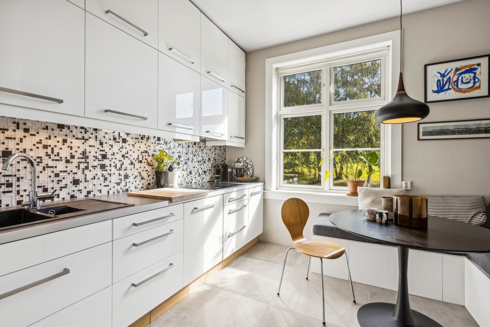 Leiligheten er omringet av grøntarealet og Torshovdalen trekkes naturlig inn i leiligheten Galleribilde