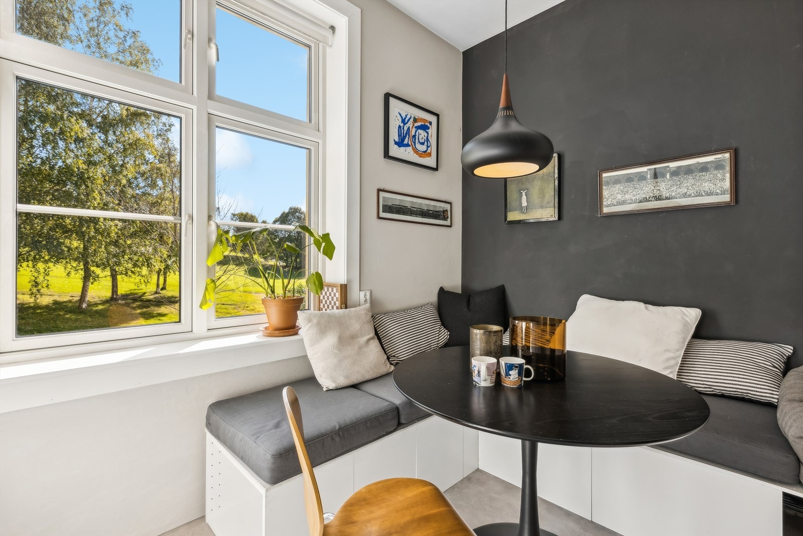 Det er plassbygget sittebenk i hjørne på kjøkkenet og gir en magisk plass man kan samle familien til måltidene med utsyn mot Torshovdalen. Galleribilde