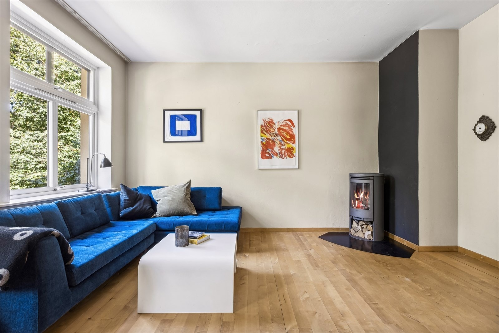 Store vinduer og god takhøyde på ca 2,92m gir en herlig romfølelse i leiligheten. Galleribilde