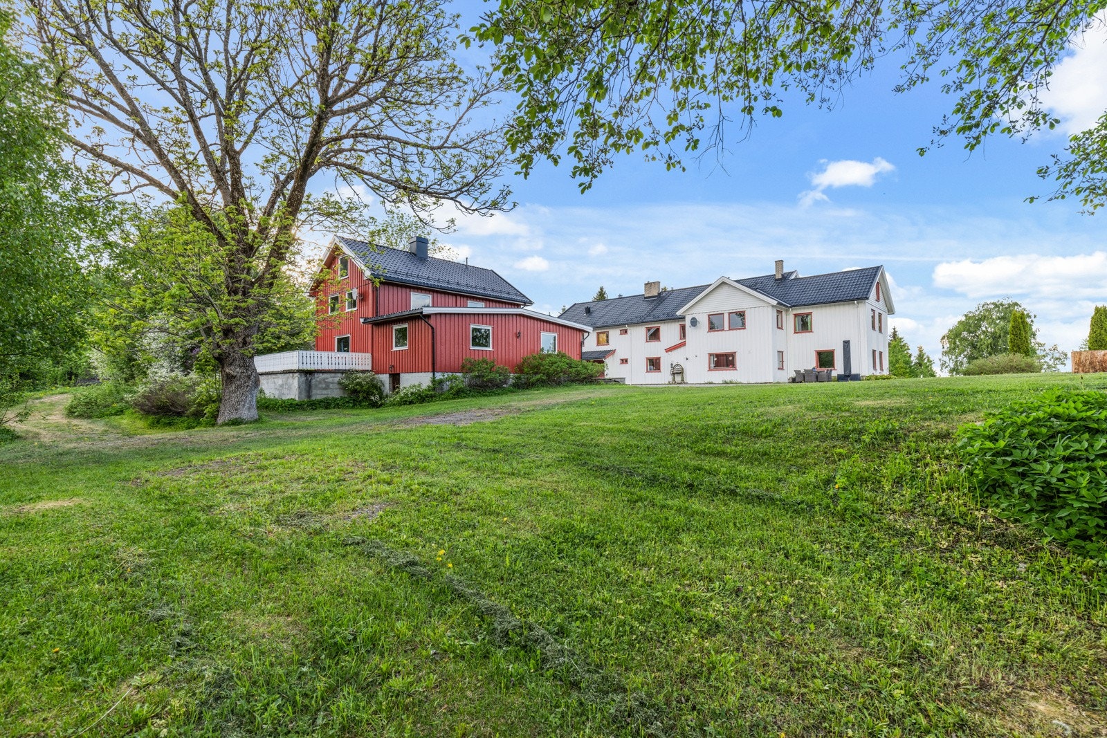 Våningshus og hovedbyggning Galleribilde