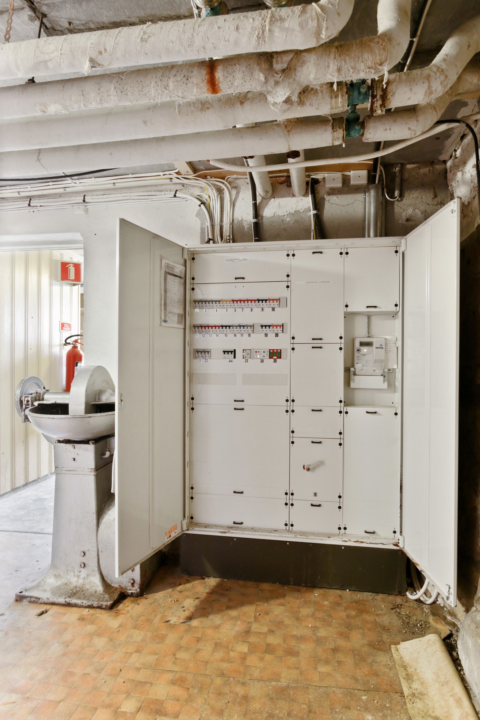 Hovedbygning kjeller, hovedtavle for strøm Galleribilde