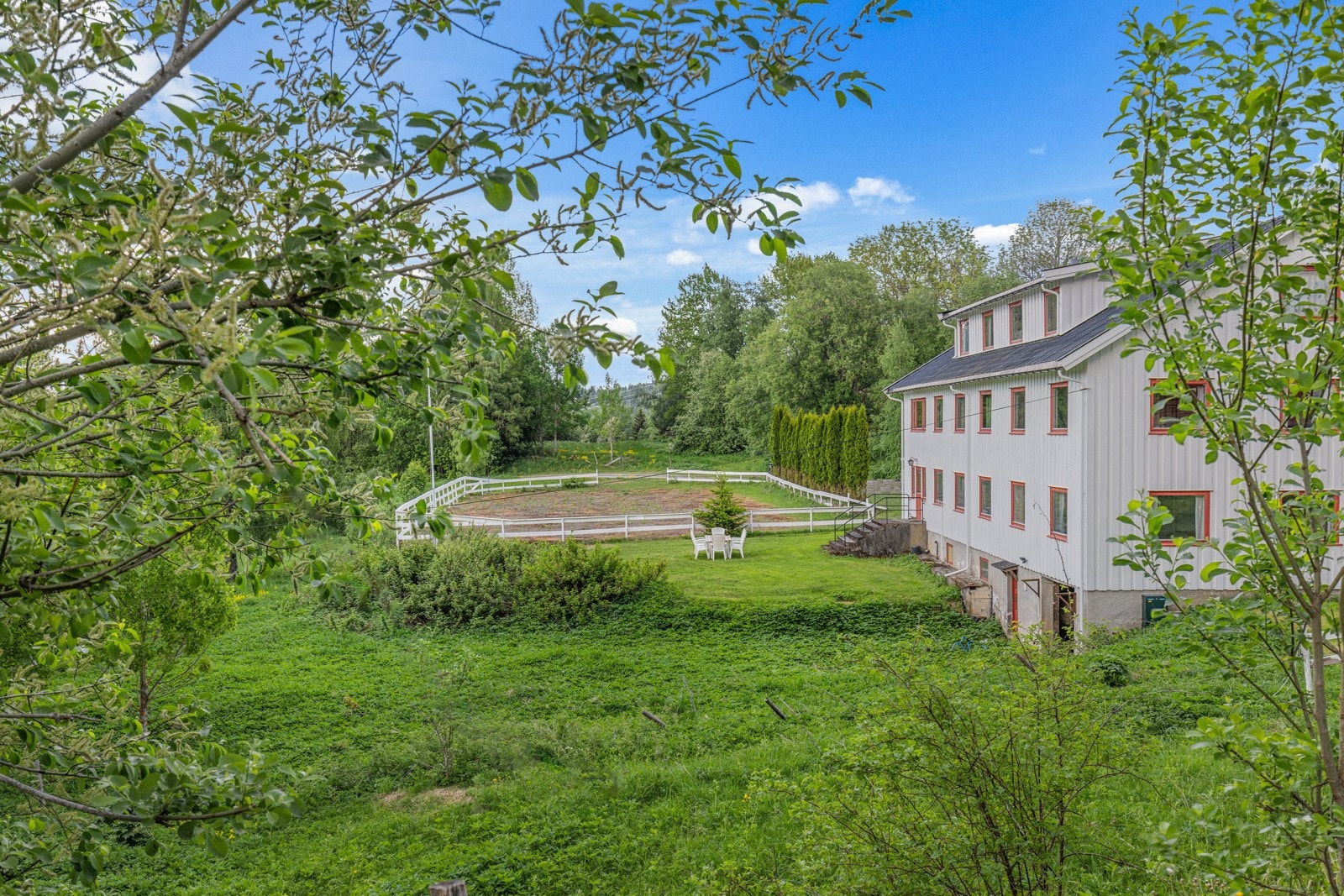 Hovedbygning og dressurbane Galleribilde