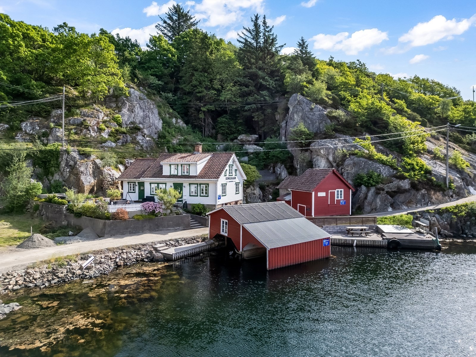 Båthuset rommer plass til 3 båter og har anlagt brygge på hver side. Galleribilde