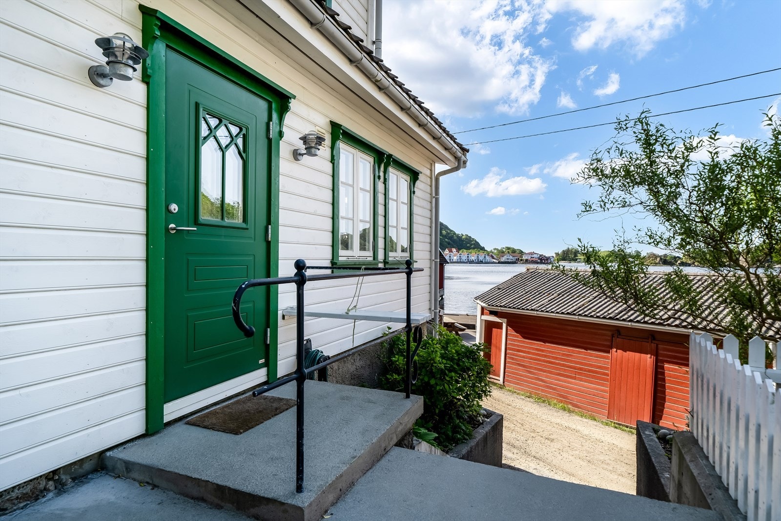 Det er 4 inngangsdører til boligen. Galleribilde