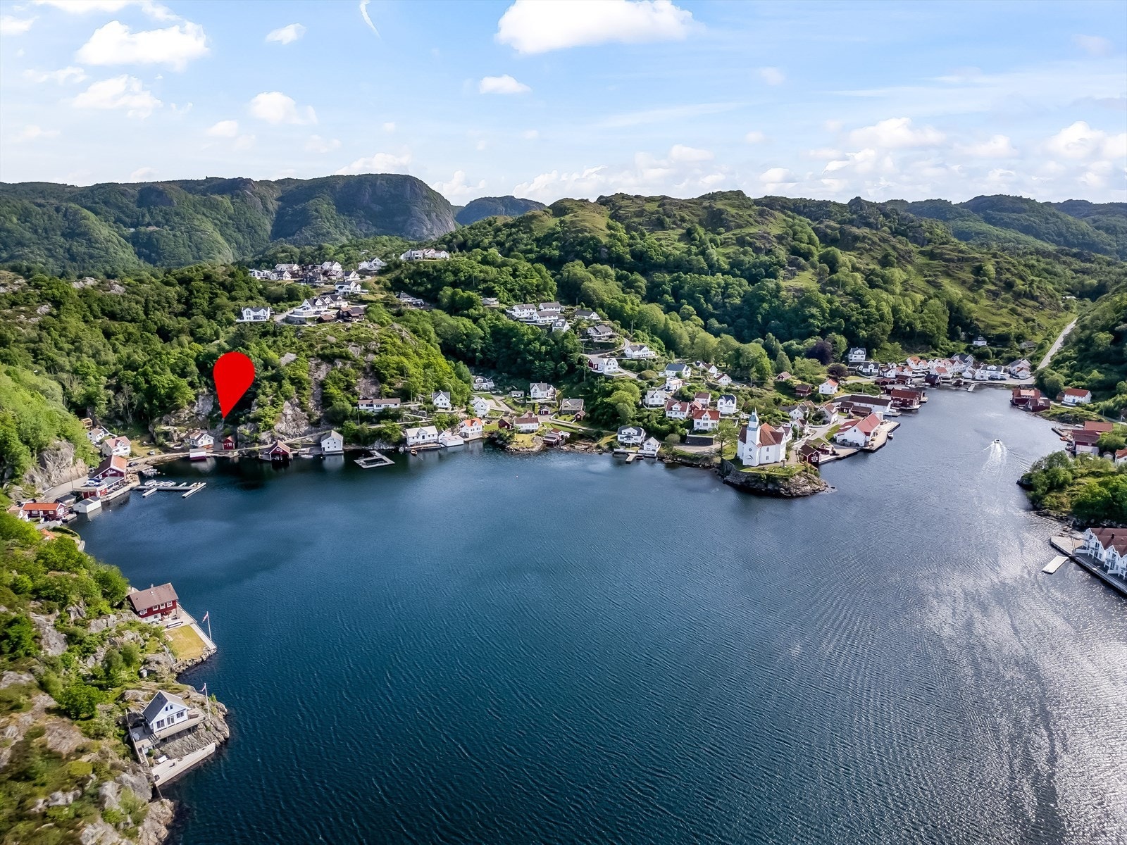 Eiendommen ligger i Kirkehamn på vestsiden av den vakre øya Hidra i et beskyttet havneområde. Galleribilde