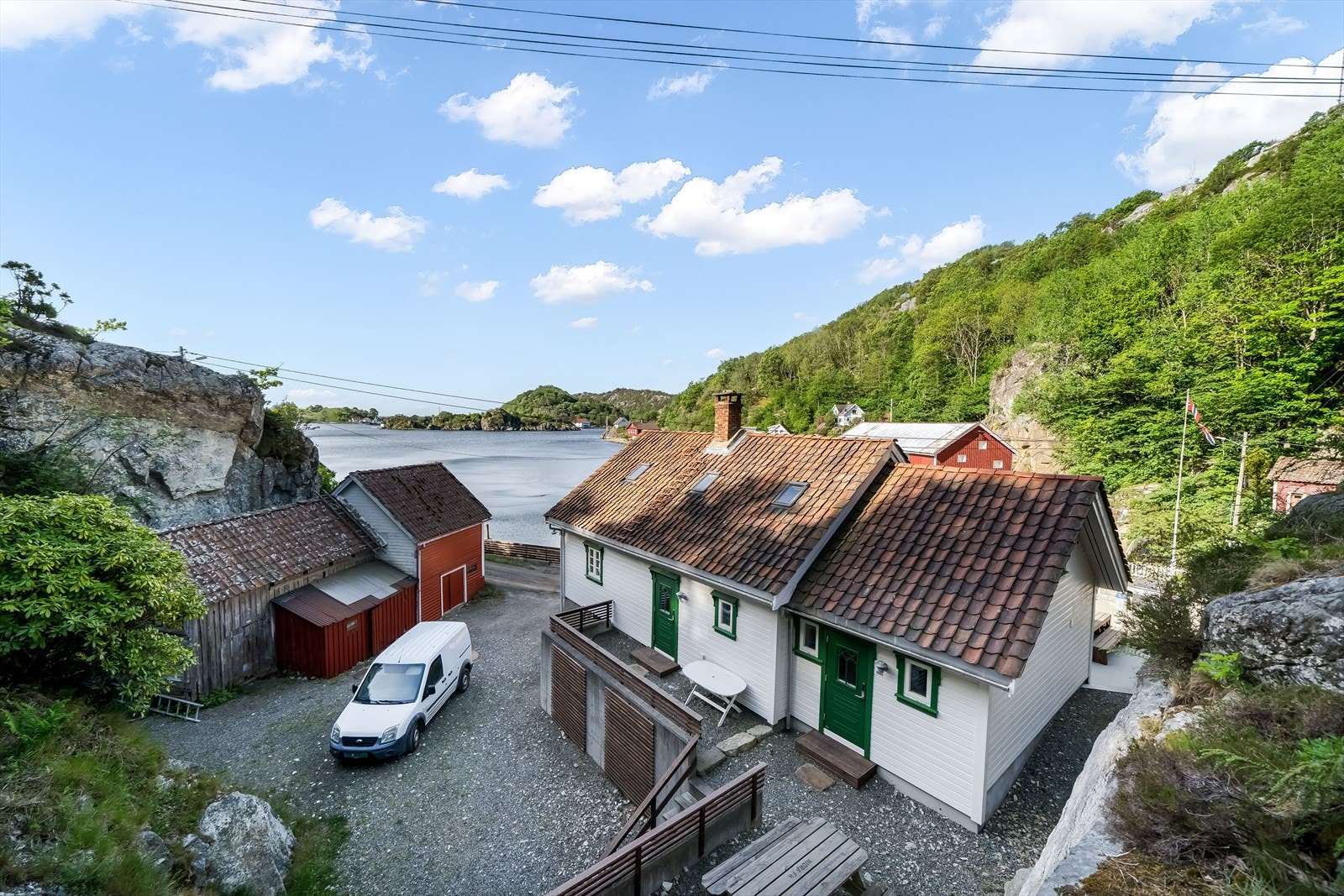 I bakgården er det god plass til parkering Galleribilde