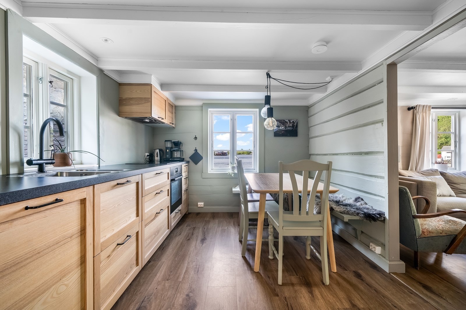 I boligen er det 2 separate kjøkken Galleribilde