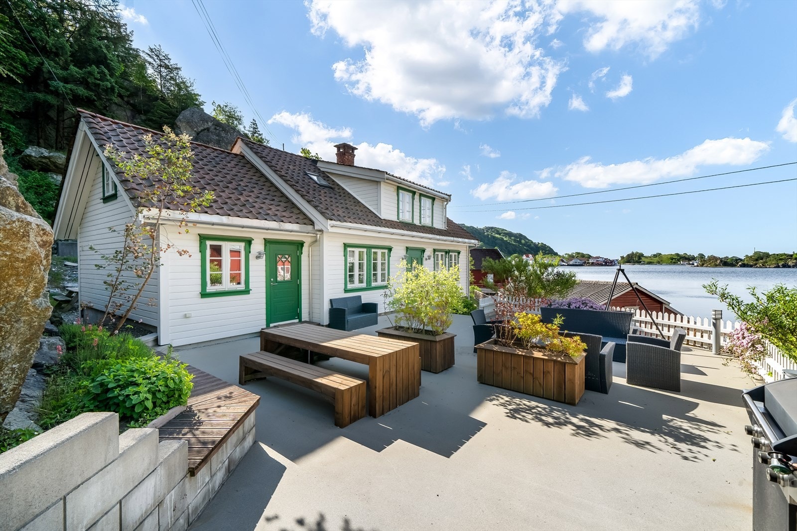 Pent opparbeidet uteområdet med god plass til grill og hagemøbler. Galleribilde