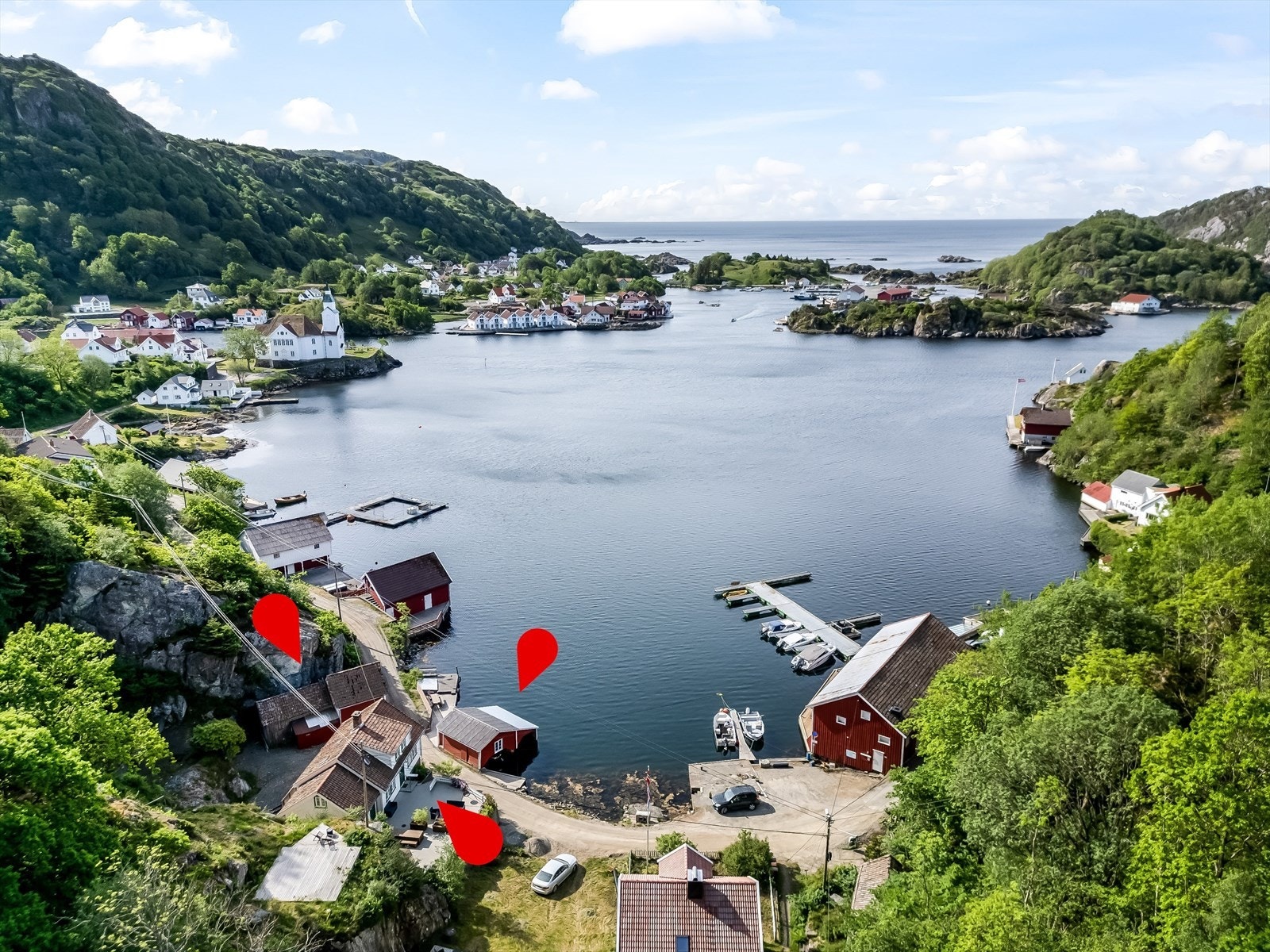 Eiendommen består av enebolig, båthus m/brygger og uthus/løe. God plass til parkering i stort gårdsrom! Galleribilde