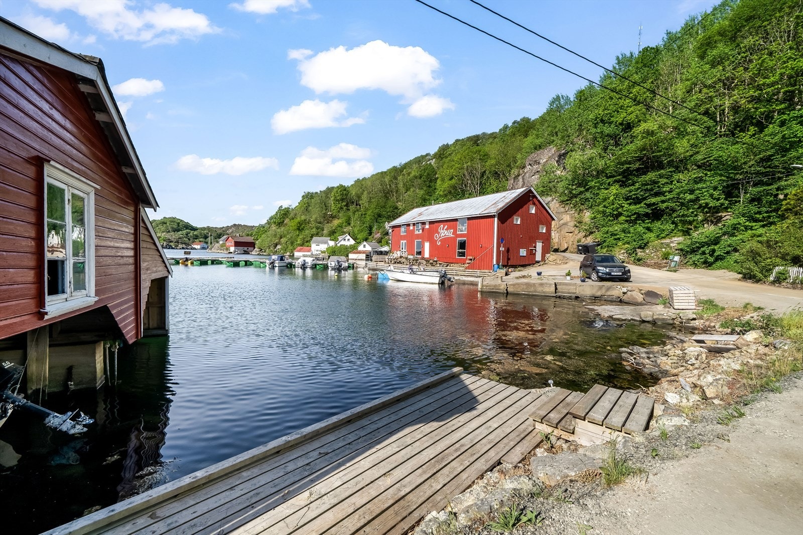 Herfra har du tøffelavstand til den populære bryggerestauranten 'Isbua' samt nærhet til matvarebutikk og herlig badestrand. Galleribilde