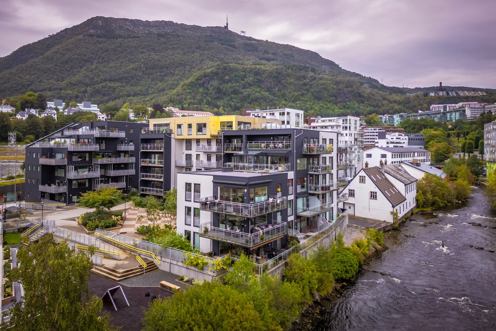 - Det er heis i bygget og leiligheten har fast garasjeplass - Galleribilde