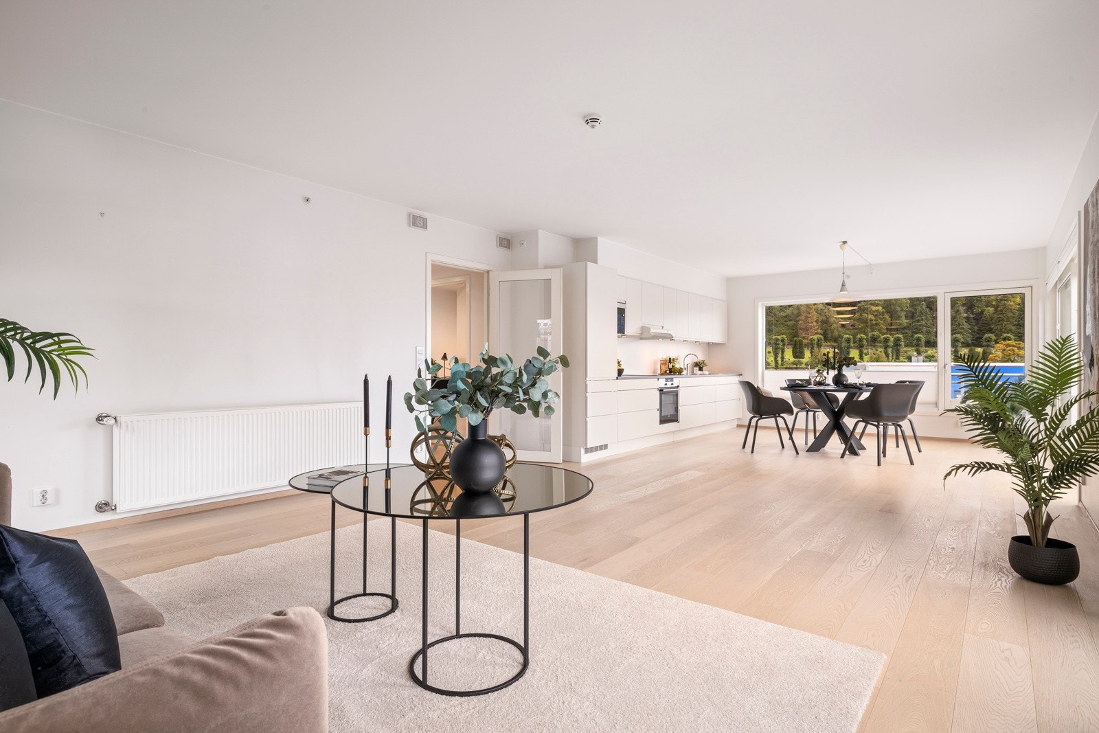 - Her er det lett å møblere med både en stor spise- og sofagruppe - Galleribilde