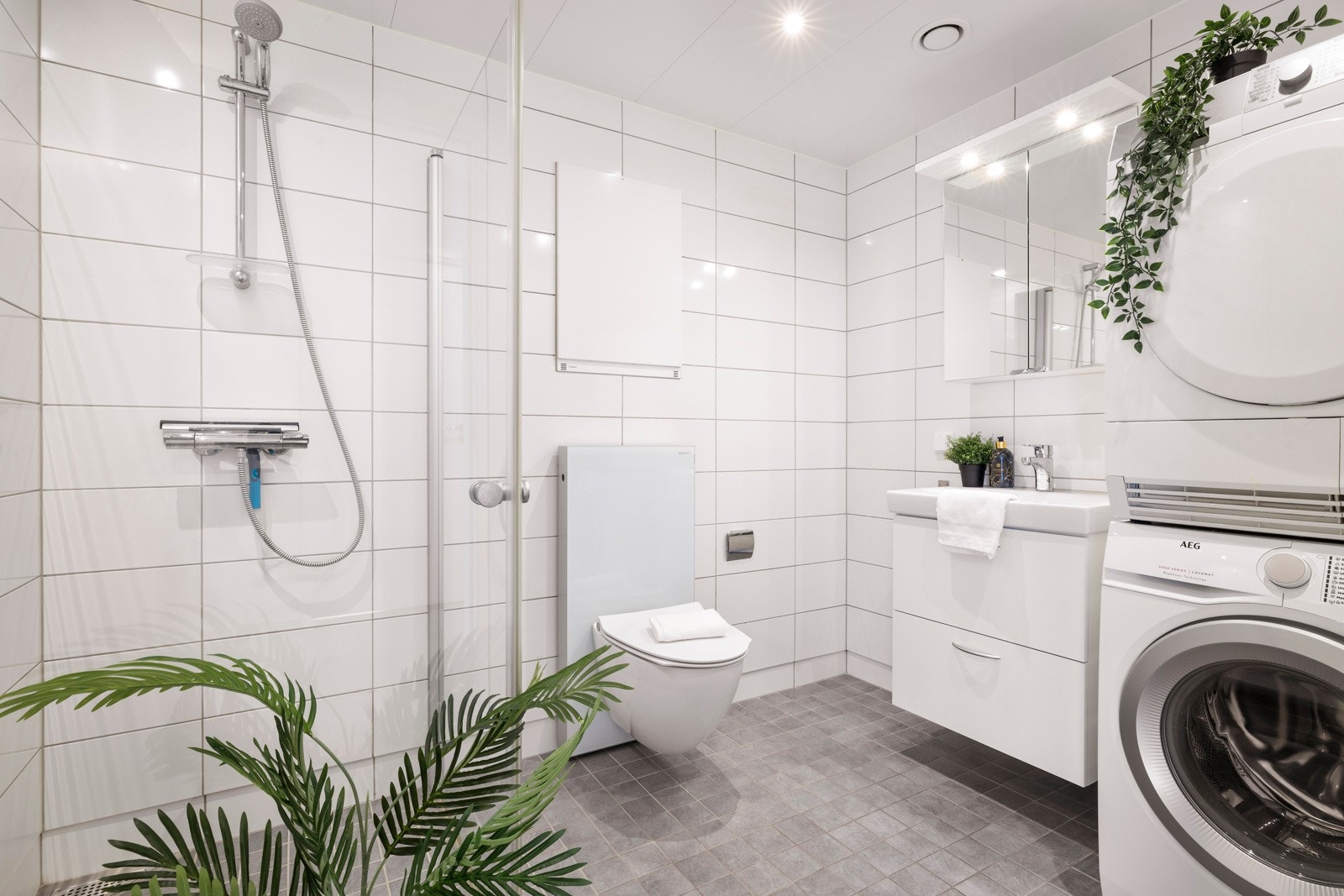 - Det største badet er kombinert med vaskerom, og har avsatt plass for vaskemaskin og tørketrommel - Galleribilde