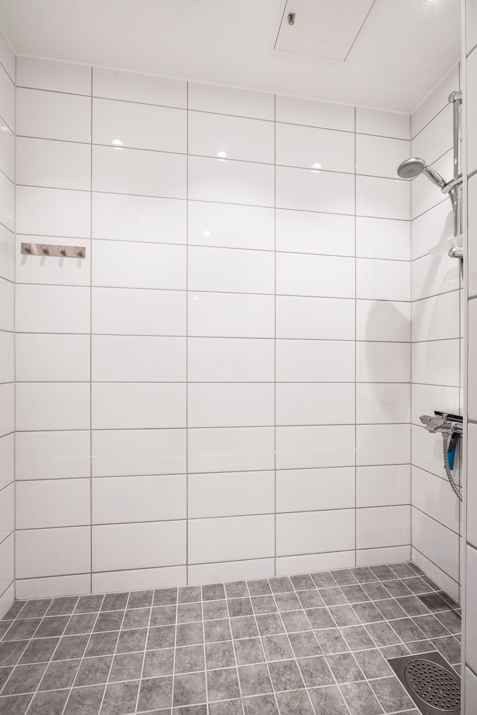 - Ekstra stor dusjnisje med mulighet for å sette inn badekar - Galleribilde