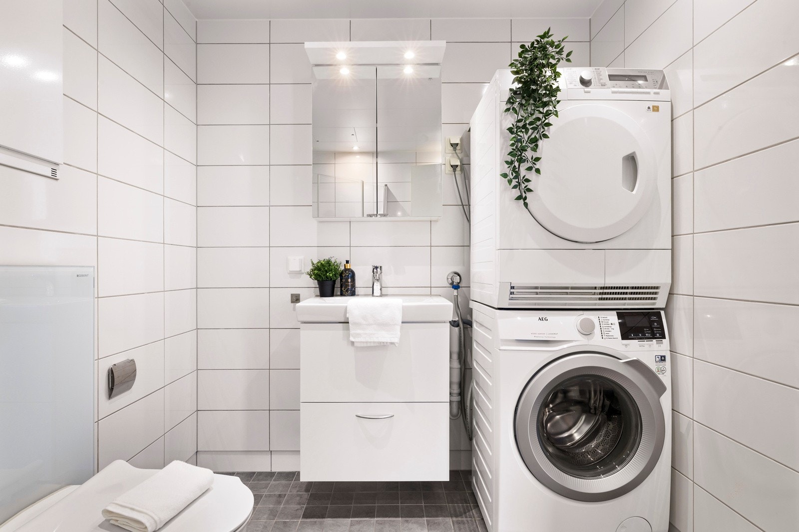 - Begge er velutstyrt med romslig baderomsinnredning med skuffefronter, heldekkende servant og overhengende speil med belysning - Galleribilde