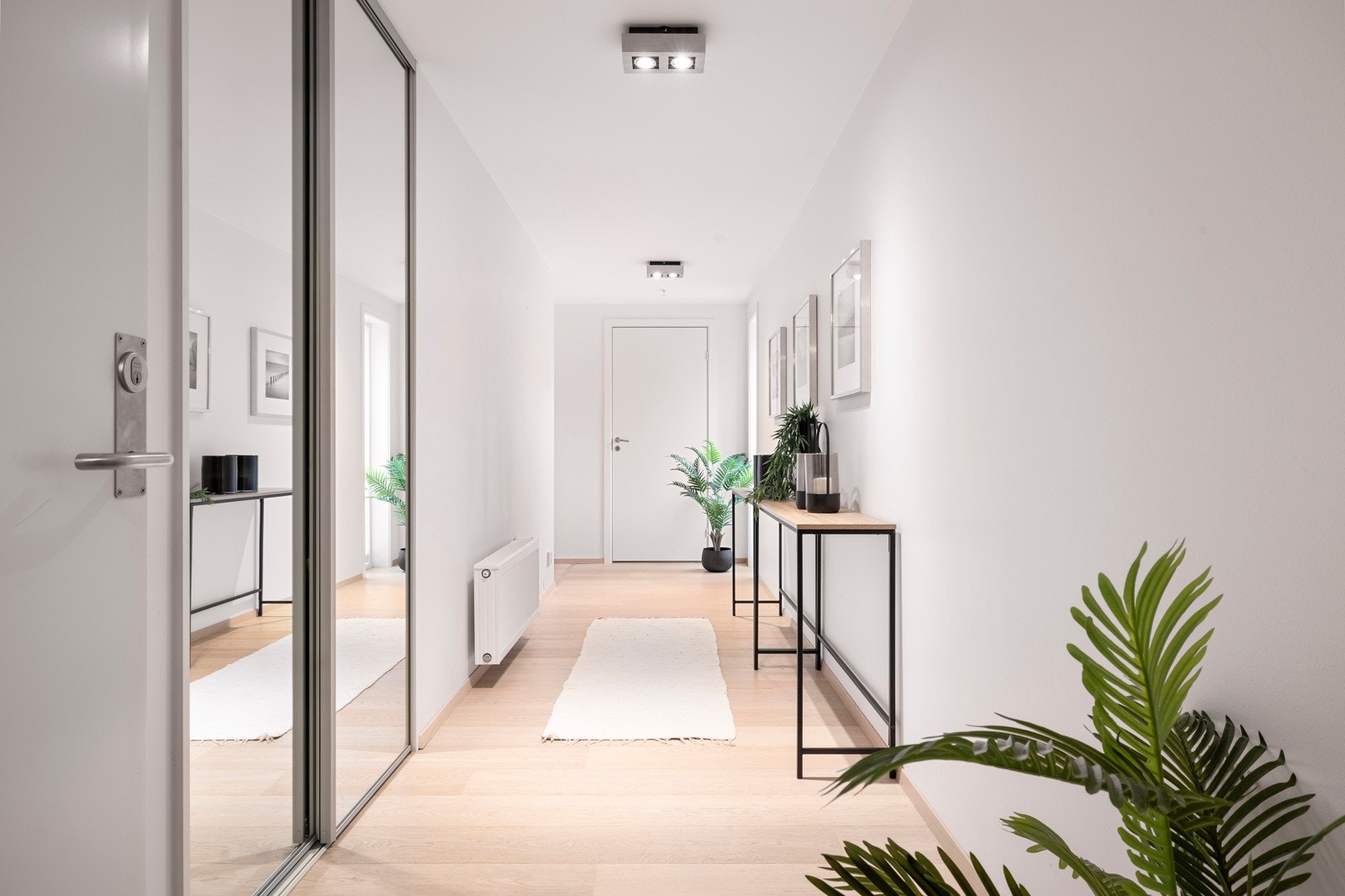 - Her har man en innebygget garderobe med speilskyvedører, hvor man har god plass til både sko- og yttertøy - Galleribilde