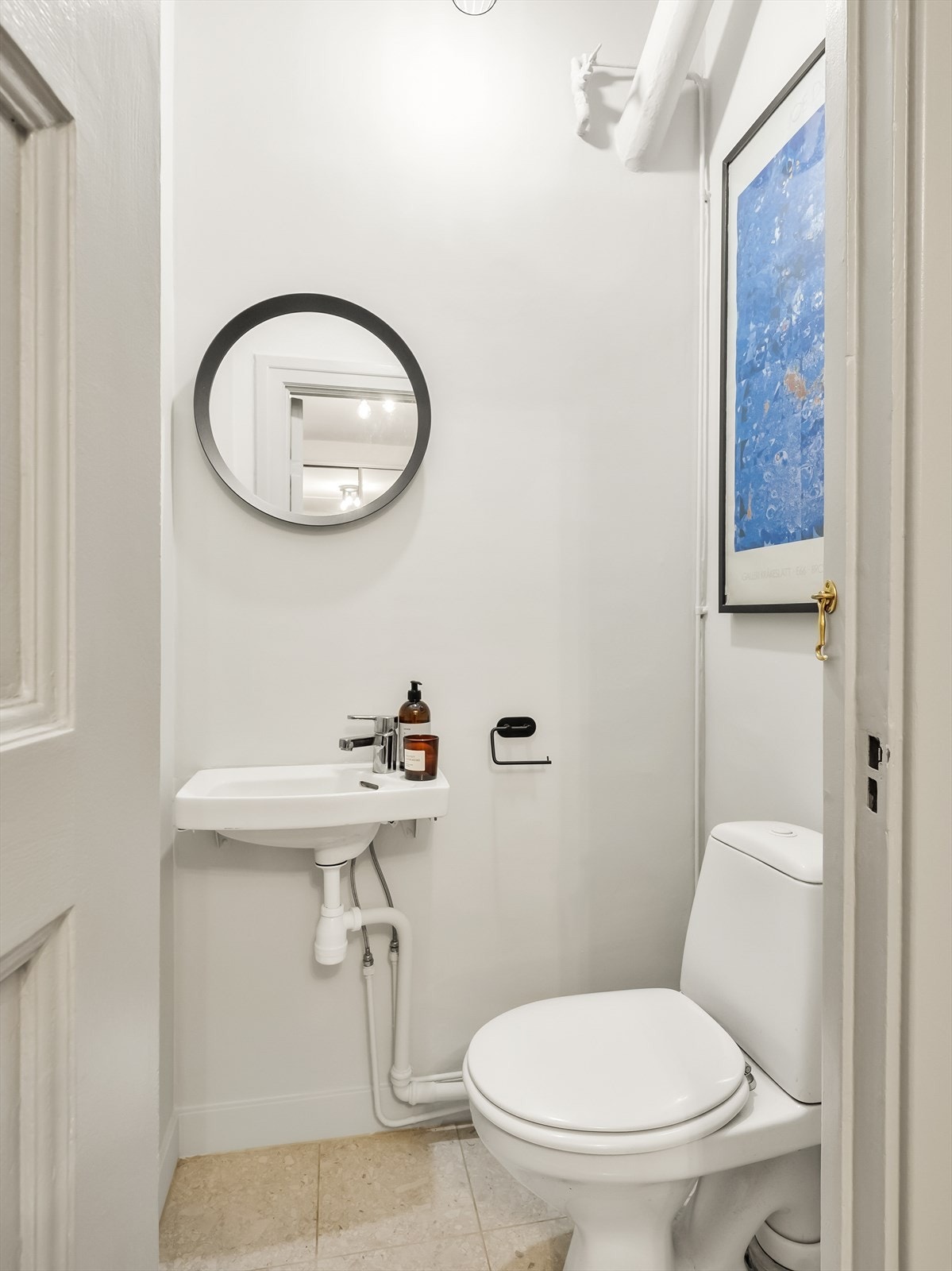 Separat WC med enkel og stilfull innredning. Galleribilde