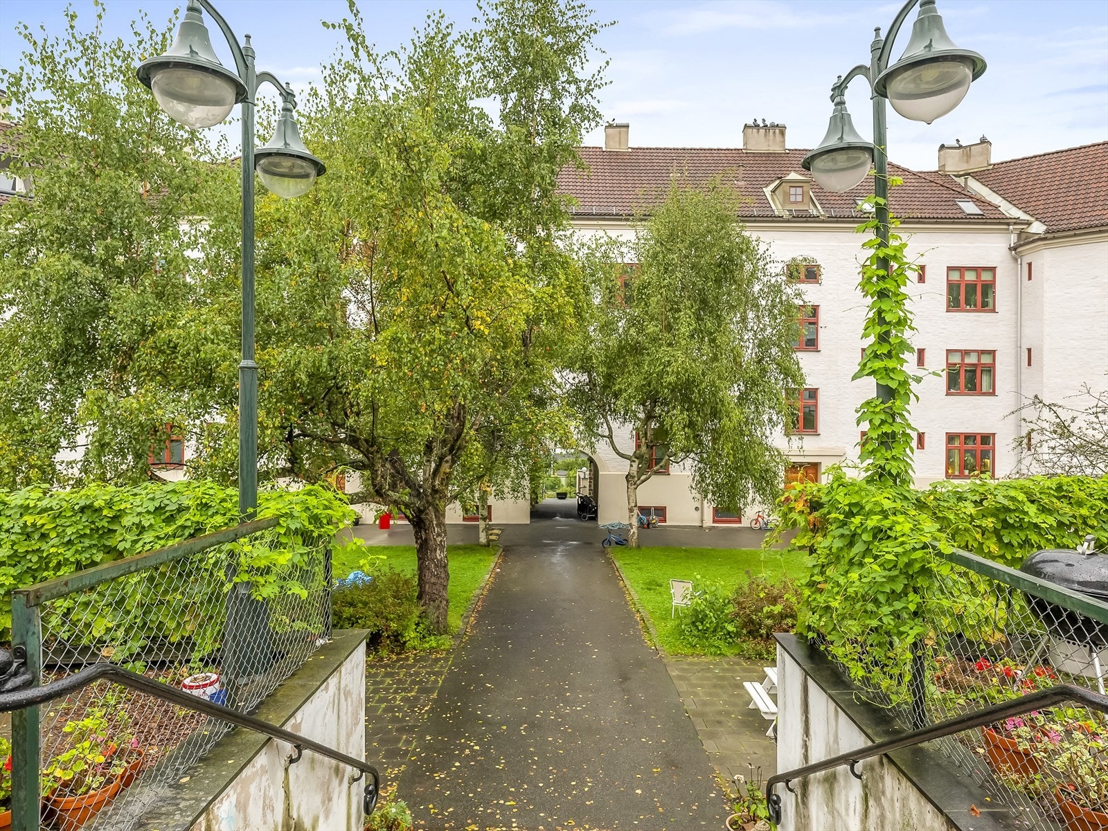Hyggelig bakgård med grøntarealer og lekeplass. Galleribilde