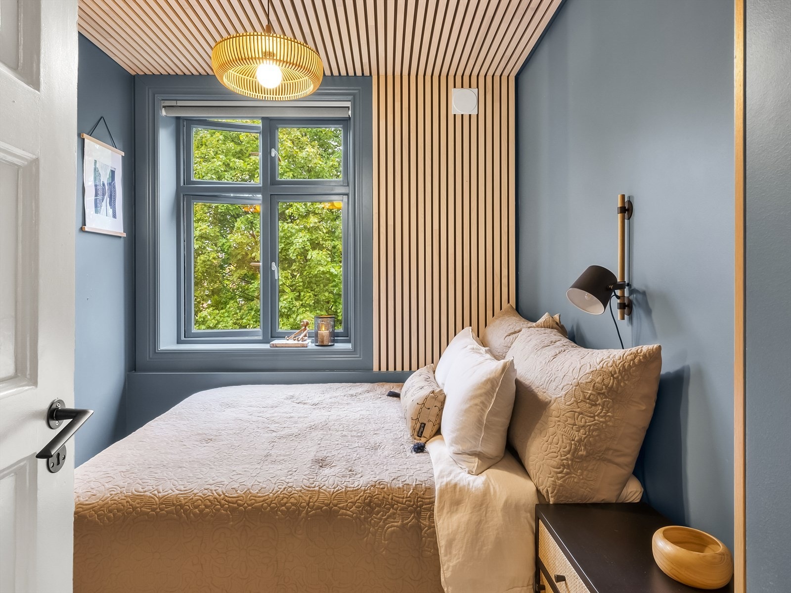 Soverom med behagelig atmosfære og dekorative detaljer. Galleribilde
