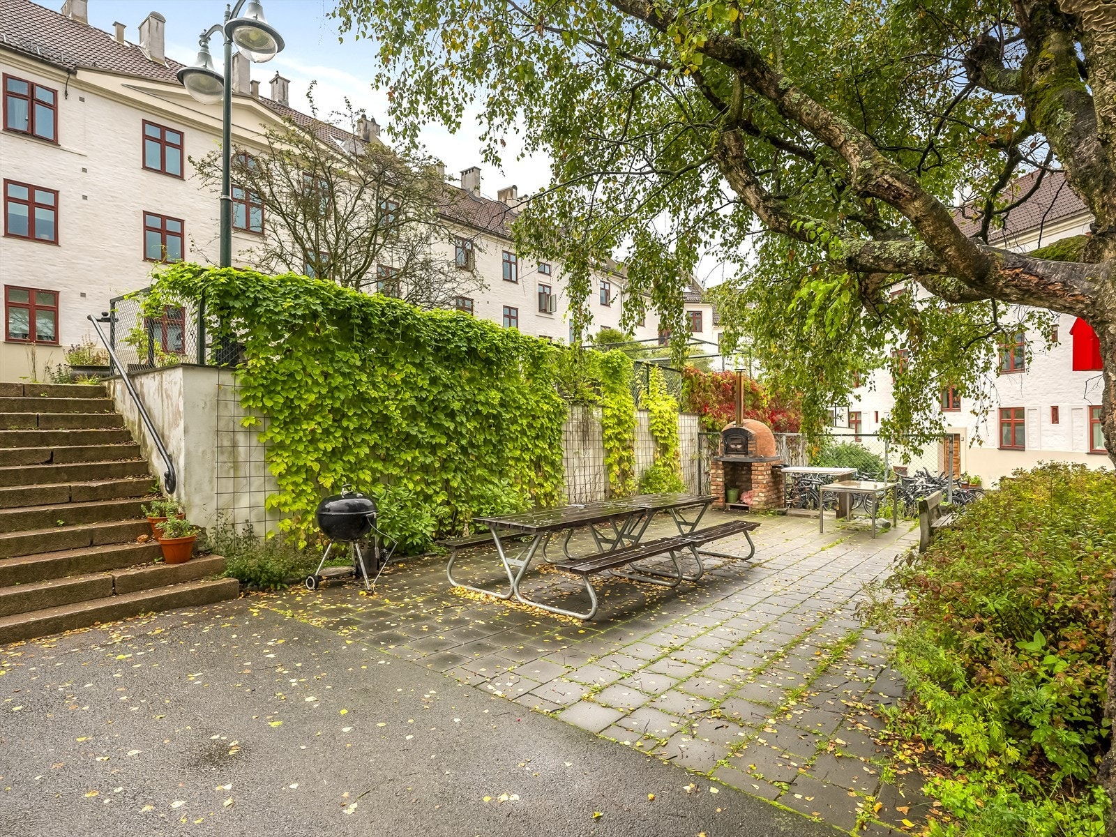 Felles uteområde med grillplass, frodige omgivelser og en herlig pizzaovn! Galleribilde