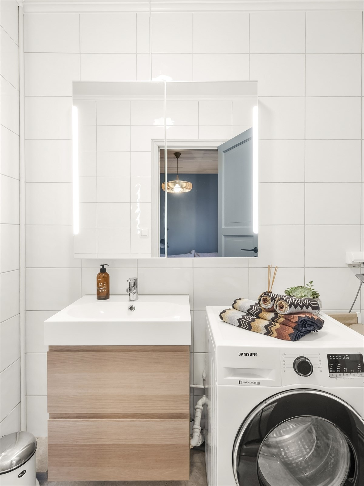 Praktisk bad med vaskemaskin og moderne baderomsinnredning. Galleribilde
