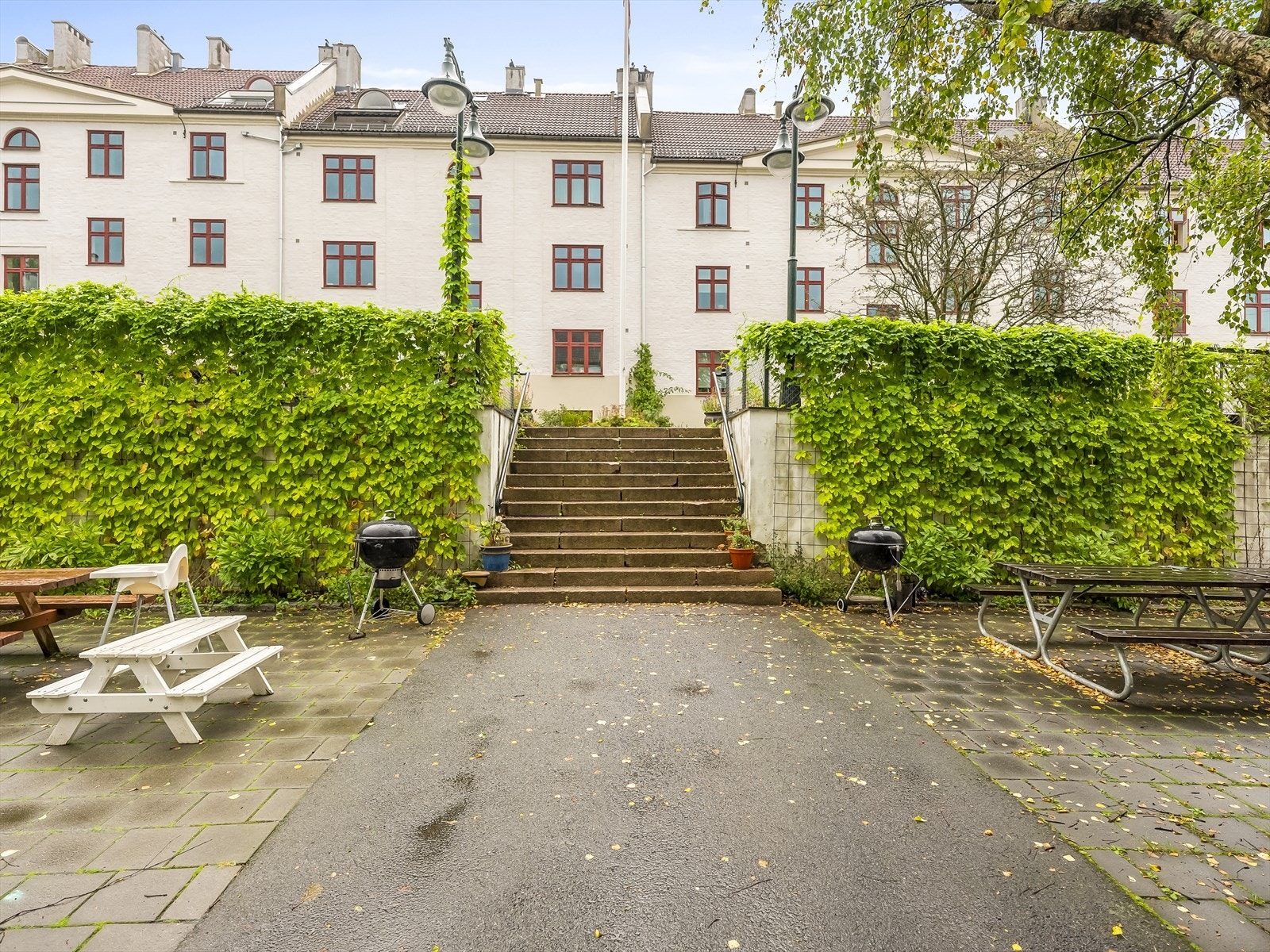 Innbydende fellesområde med grillmuligheter og sitteplasser. Galleribilde