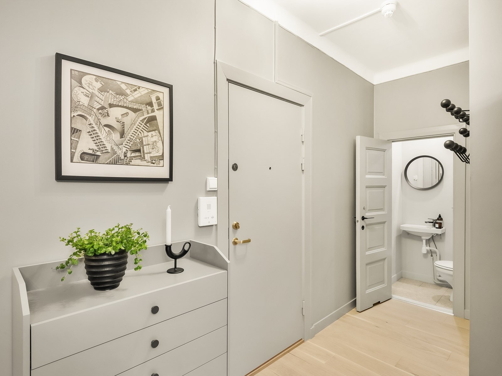 Velkommen inn i en lys og romslig entré. Galleribilde