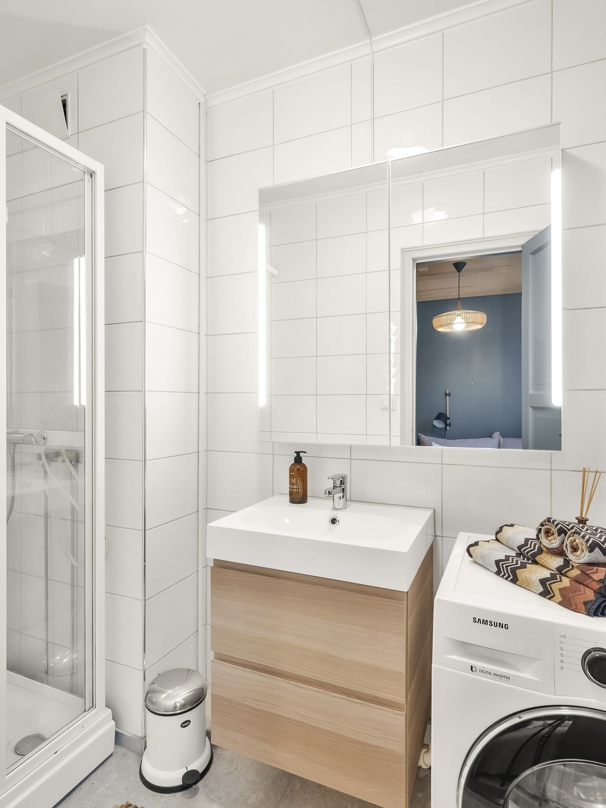 Stilrent bad med dusjkabinett og vaskemaskin. Galleribilde
