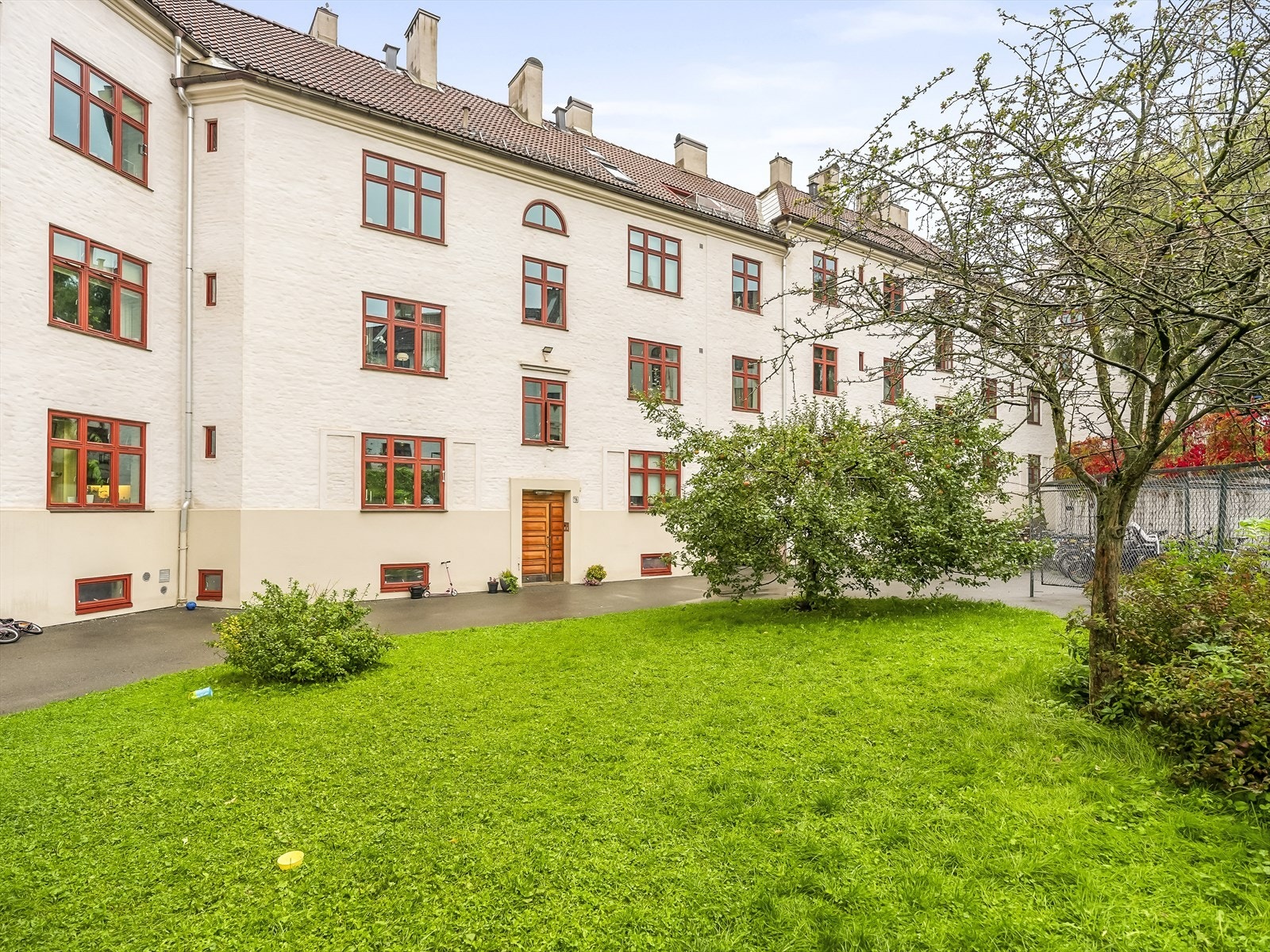 Velstelt bakgård med plen og plass til aktiviteter. Galleribilde