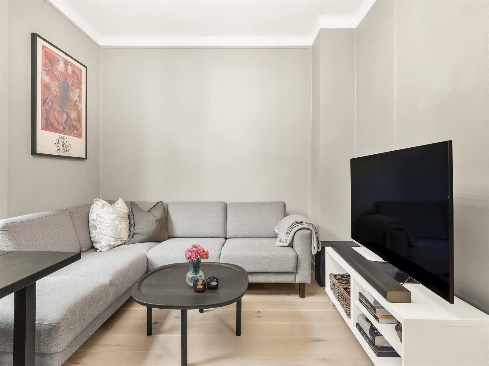 Koselig stue med lys sofa og plass til TV-underholdning. Galleribilde