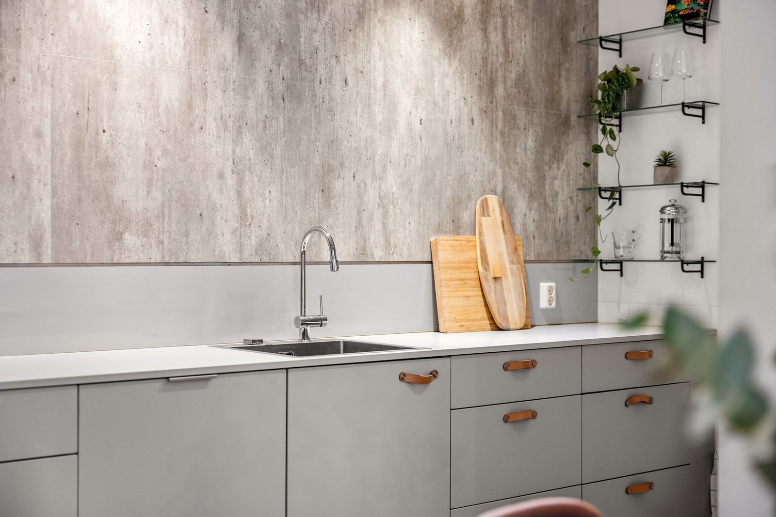 Det er utstyrt med integrert oppvaskmaskin, kjøl/fryseskap, platetopp og stekeovn Galleribilde