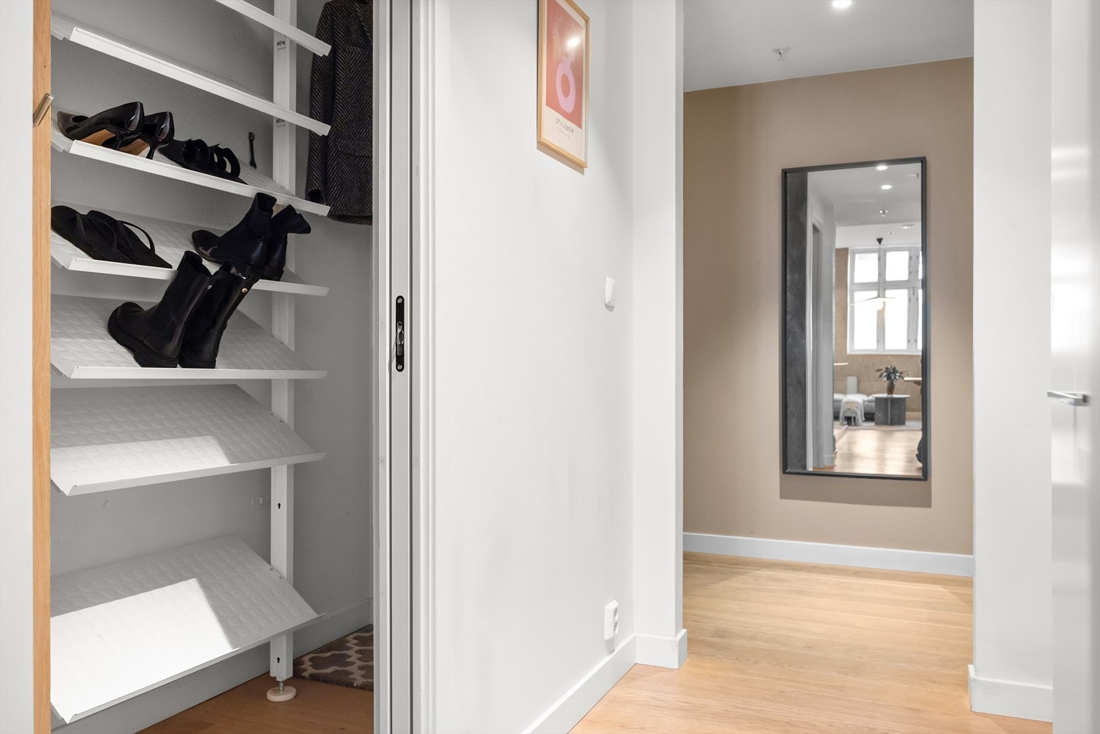 Til venstre i gangen er det en praktisk bod som i dag brukes til oppbevaring av klær og sko, her er også boligens sikringsskap Galleribilde